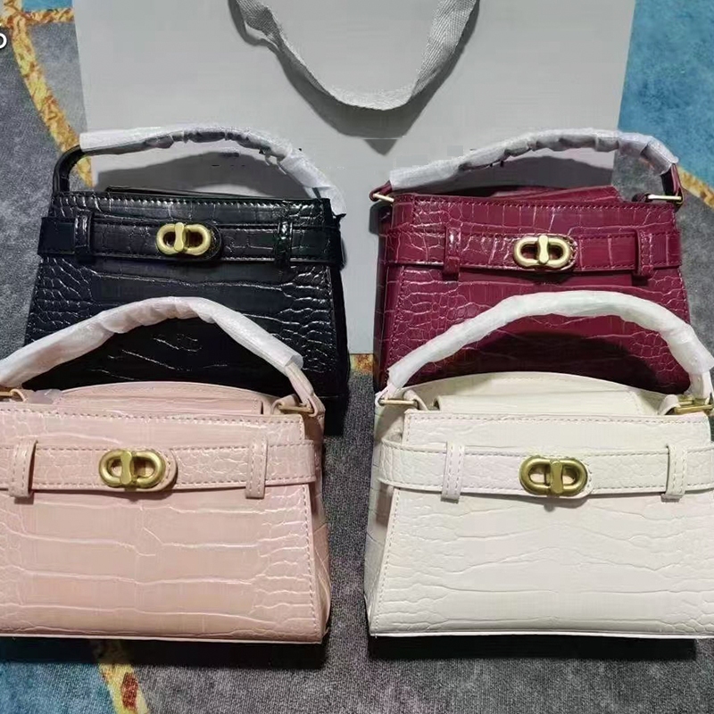 Túi đeo vai nữ có khóa kim loại Cnk25 50270880