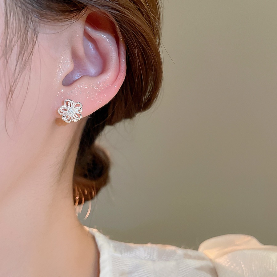 Bông tai ren hoa với thiết kế kim cương giả - Phụ kiện thời trang cho nữ
