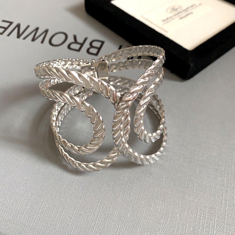 [Jewbeauty] Vòng tay mở họa tiết rỗng không đều nhẹ nhàng sang trọng vòng tay gió lạnh cảm giác cao cấp trang sức tay người phụ nữ