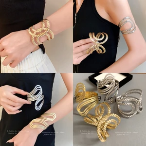 Vòng tay mở họa tiết rỗng không đều nhẹ nhàng sang trọng vòng tay gió lạnh cảm giác cao cấp trang sức tay người phụ nữ