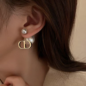Bông tai ngọc trai phía trước và sau cao cấp màu vàng thanh lịch thiết kế đơn giản bông tai thời trang phụ kiện đi lại