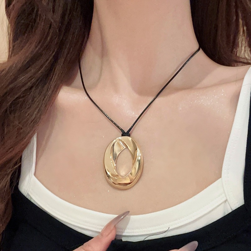 Vòng cổ nữ mặt dây kim loại và da, phụ kiện thời trang đơn giản