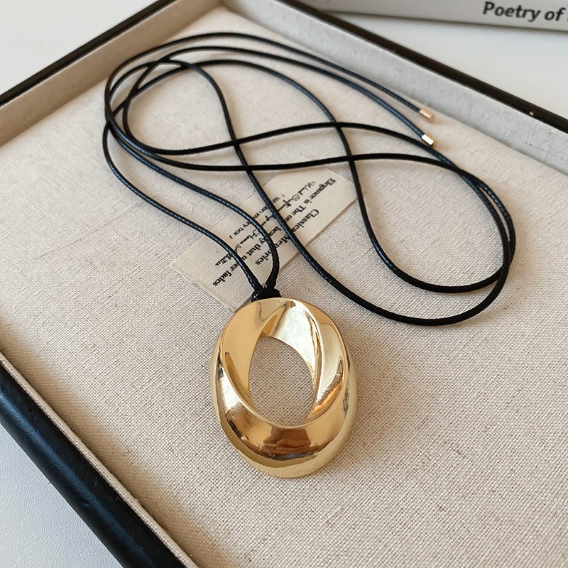 Vòng cổ nữ mặt dây kim loại và da, phụ kiện thời trang đơn giản