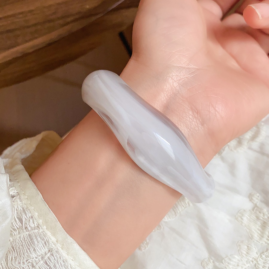 Acrylic không đều hình bầu dục mở vòng tay bùng nổ thiết kế thích hợp cảm giác trang sức tay đơn giản bán buôn nữ
