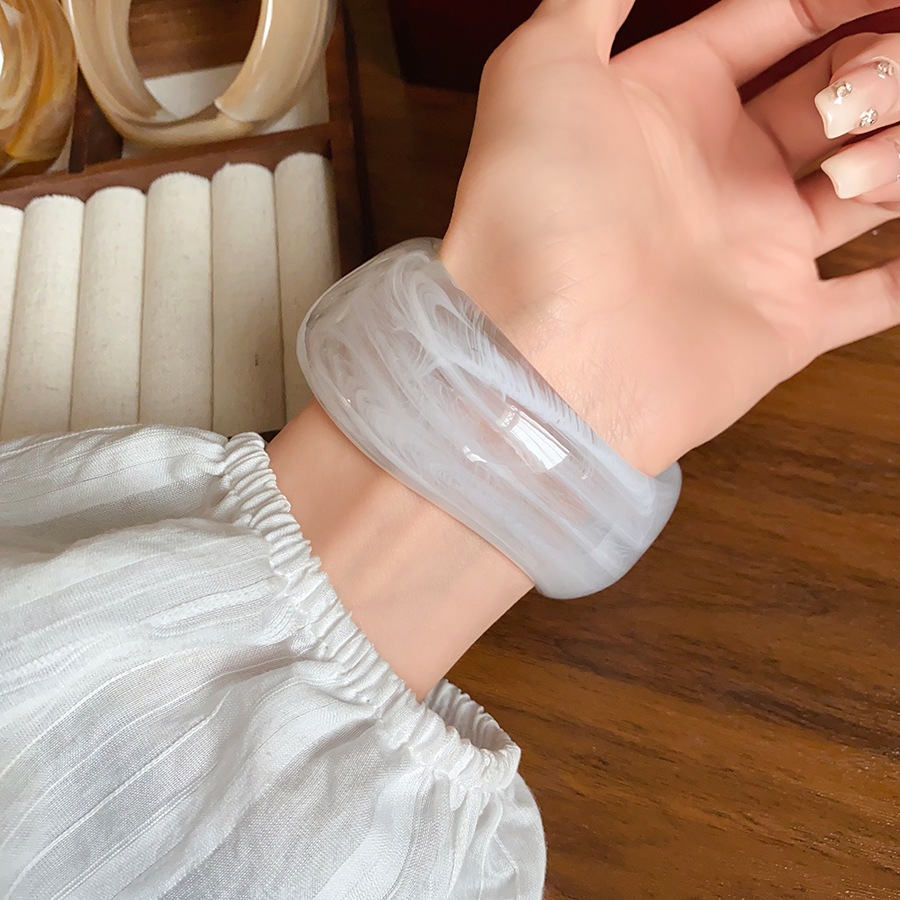 Acrylic mờ vòng tay sóng không đều thích hợp vòng tay giác quan cao cấp thời trang đơn giản tất cả phụ kiện tay đi lại nữ