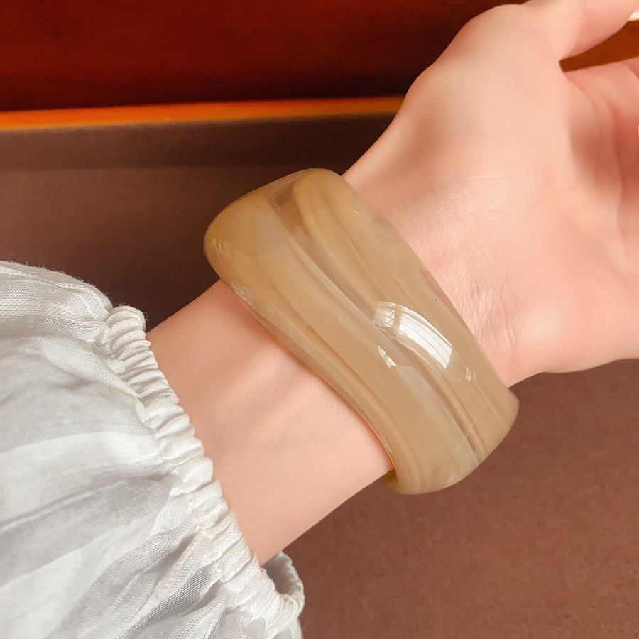 Acrylic mờ vòng tay sóng không đều thích hợp vòng tay giác quan cao cấp thời trang đơn giản tất cả phụ kiện tay đi lại nữ