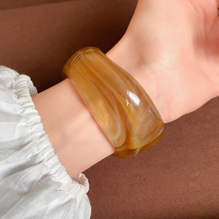 Acrylic mờ vòng tay sóng không đều thích hợp vòng tay giác quan cao cấp thời trang đơn giản tất cả phụ kiện tay đi lại nữ