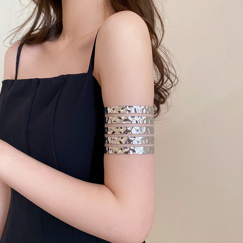 Gấp vòng tay mở hình học không đều Châu Âu và Hoa Kỳ Vòng tay cá tính phong cách kim loại đơn giản khí chất nhỏ phong cách mới của trang sức tay