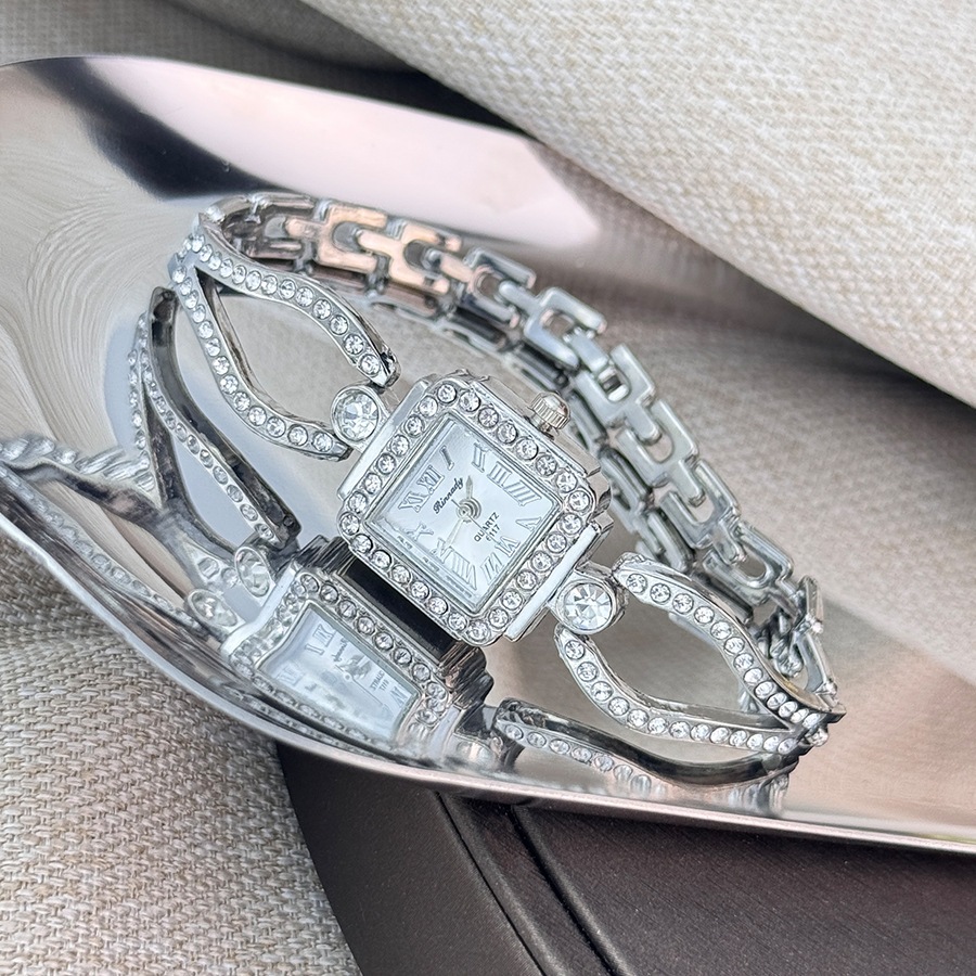 Đồng hồ nữ nhẹ sang trọng kim cương inlay vuông chéo tinh tế vòng đeo tay nhỏ đồng hồ thạch anh nữ