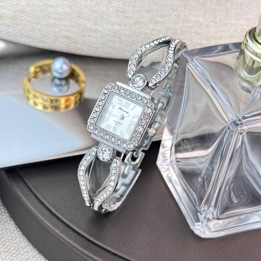 Đồng hồ nữ nhẹ sang trọng kim cương inlay vuông chéo tinh tế vòng đeo tay nhỏ đồng hồ thạch anh nữ