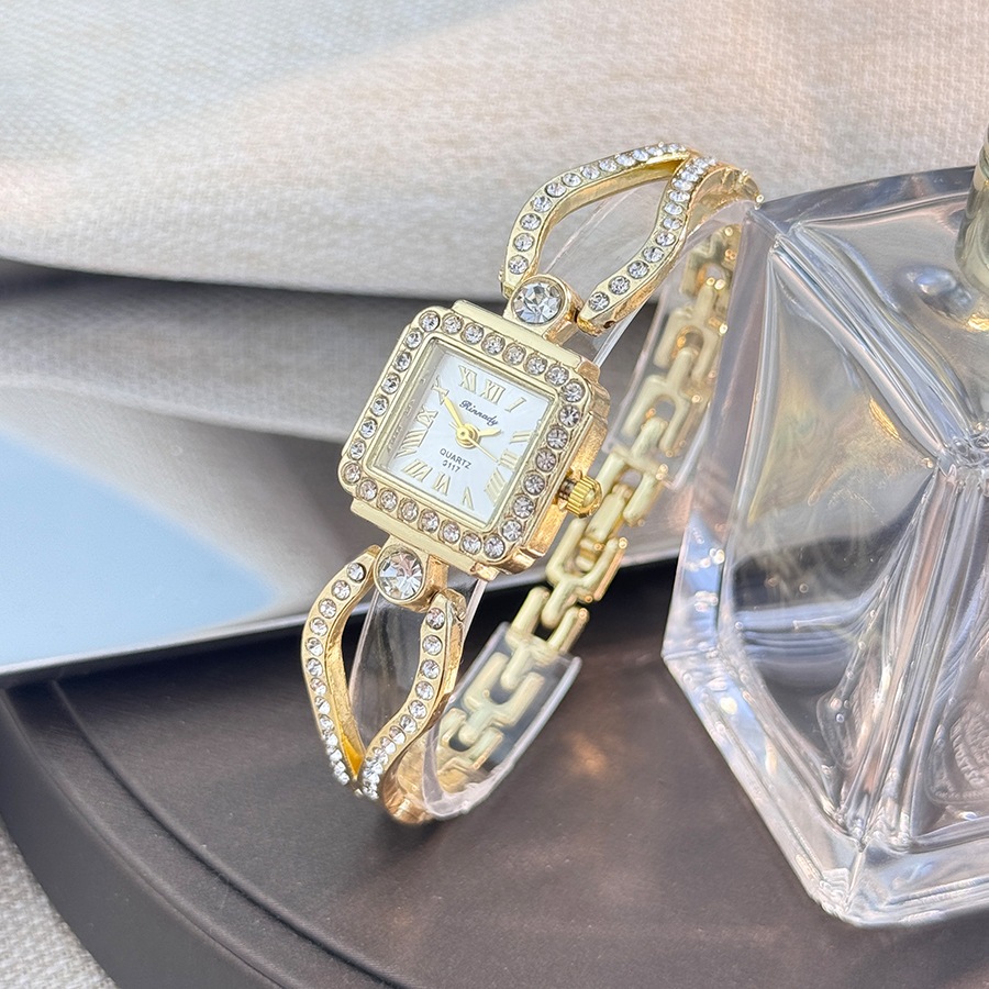 Đồng hồ nữ nhẹ sang trọng kim cương inlay vuông chéo tinh tế vòng đeo tay nhỏ đồng hồ thạch anh nữ