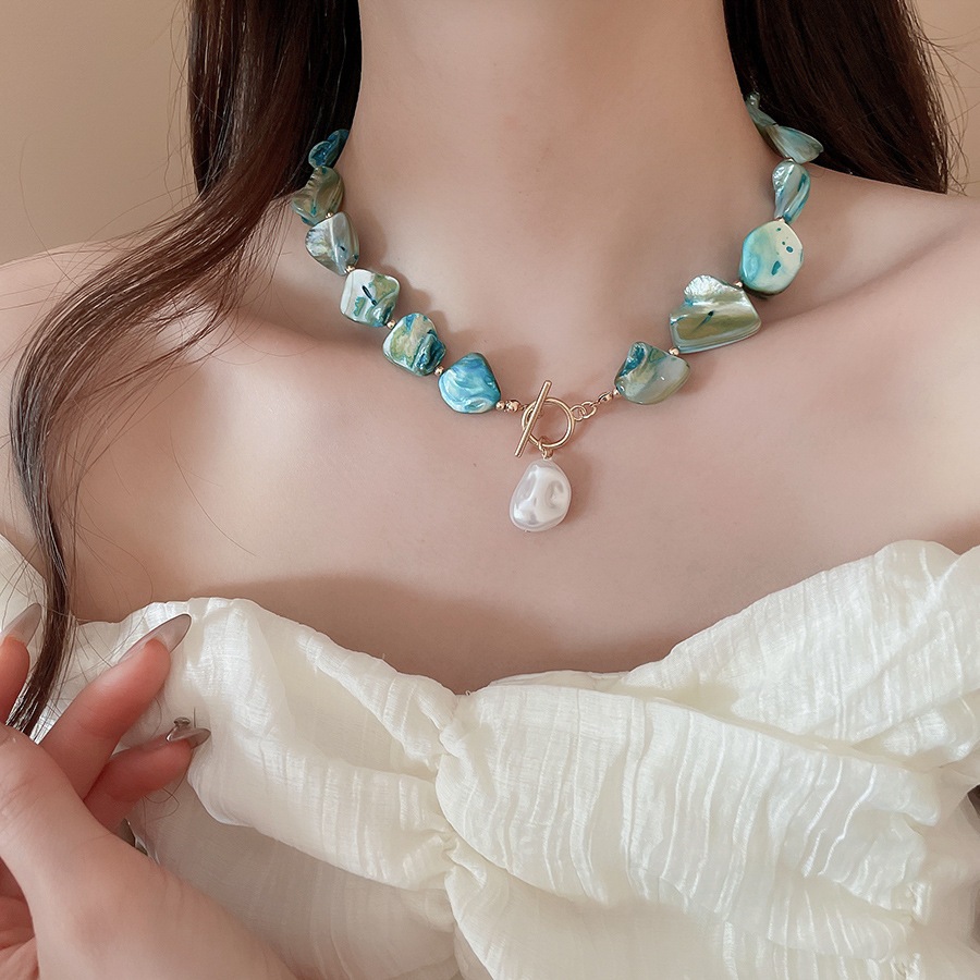 Dây chuyền hình đá đính hạt màu xanh không đều, phù hợp làm phụ kiện thời trang mùa hè bên biển cho nữ