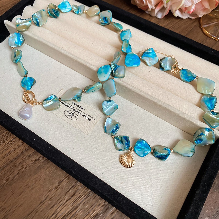 Dây chuyền hình đá đính hạt màu xanh không đều, phù hợp làm phụ kiện thời trang mùa hè bên biển cho nữ
