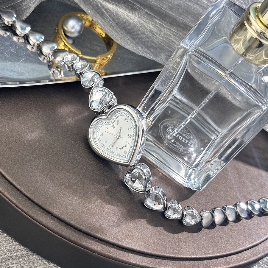 Đồng hồ nữ thời trang Bộ vòng tay trang sức tình yêu hình tròn với đồng hồ vòng tay Zircon hình tình yêu
