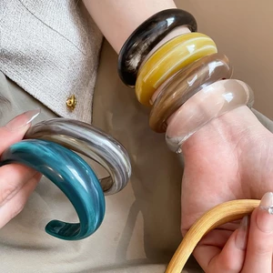 Vòng tay mở hình học nhòe Acrylic nhẹ nhàng sang trọng và dễ kết hợp với vòng tay cổ điển phụ kiện cầm tay thời trang