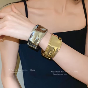 Bán buôn vòng tay mở kim loại xếp ly không đều, dây đeo cổ tay phong cách cao cấp sang trọng nhẹ nhàng Châu Âu và Mỹ, phụ kiện đa năng thích hợp và cá nhân hóa