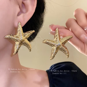 Bông tai đinh tán sao biển kim loại xếp ly nhẹ nhàng sang trọng, phong cách cao cấp, cá nhân, phong cách đơn giản lạnh lùng