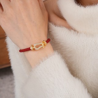 Móng ngựa khóa zircon màu đỏ vòng tay nữ thích hợp thời trang khí chất vòng tay