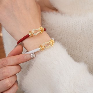 Móng ngựa khóa zircon màu đỏ vòng tay nữ thích hợp thời trang khí chất vòng tay