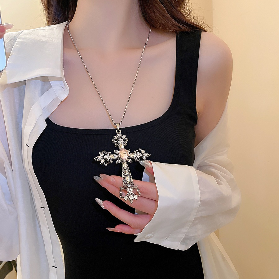 Dây chuyền chữ thập kim cương phong cách goth retro, sang trọng cho xương đòn