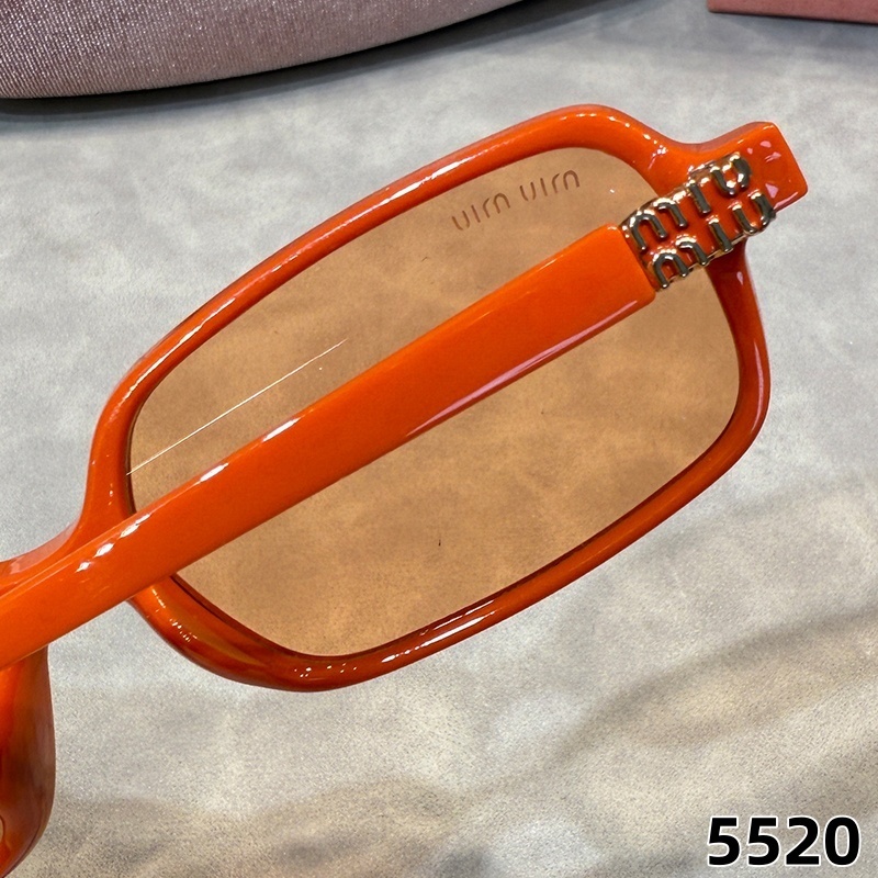 Kính vuông unisex mới có thiết kế trung tính, hợp thời trang, nhẹ, thoải mái và mang lại hiệu ứng giảm béo và làm sáng với vẻ ngoài tự nhiên.