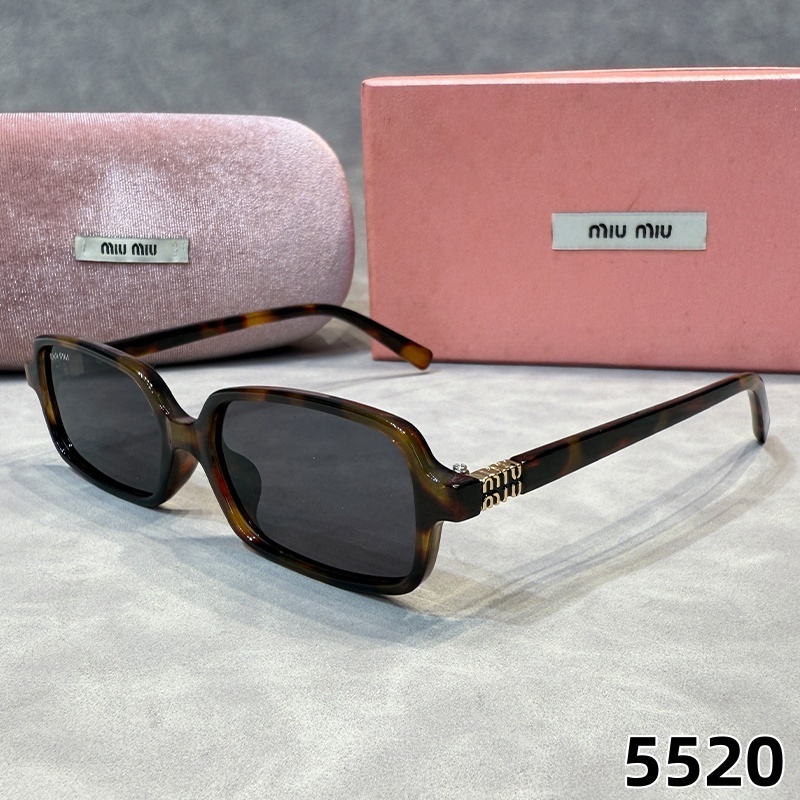 Kính vuông unisex mới có thiết kế trung tính, hợp thời trang, nhẹ, thoải mái và mang lại hiệu ứng giảm béo và làm sáng với vẻ ngoài tự nhiên.