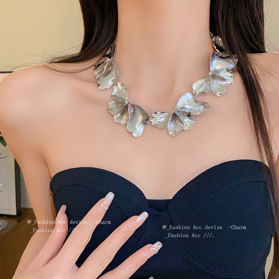 Vòng cổ hoa họa tiết Châu Âu và Mỹ, dây chuyền xương đòn phong cách lạnh bằng kim loại, cổ điển, đơn giản, thời trang, phóng đại và cao cấp dành cho nữ