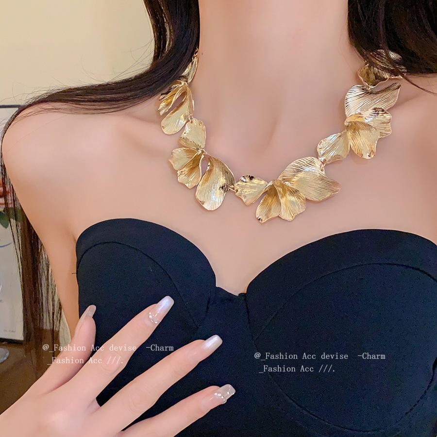 Vòng cổ hoa họa tiết Châu Âu và Mỹ, dây chuyền xương đòn phong cách lạnh bằng kim loại, cổ điển, đơn giản, thời trang, phóng đại và cao cấp dành cho nữ