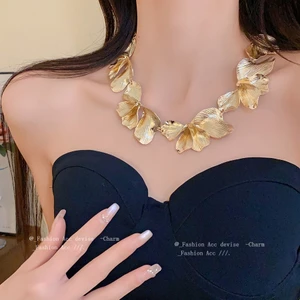 Vòng cổ hoa họa tiết Châu Âu và Mỹ, dây chuyền xương đòn phong cách lạnh bằng kim loại, cổ điển, đơn giản, thời trang, phóng đại và cao cấp dành cho nữ