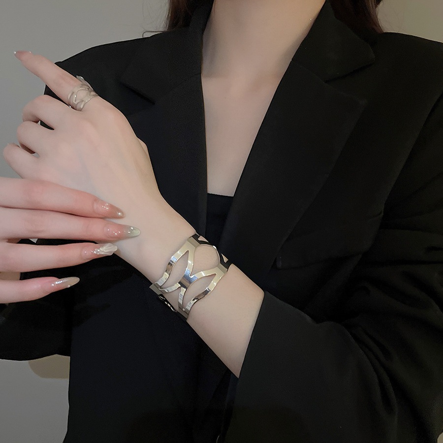 Vòng tay nữ thời trang từ hợp kim rỗng mở bóng đẹp mắt, trang sức thanh lịch.