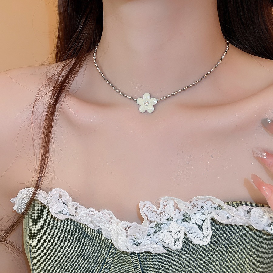 Vòng cổ mặt dây chuyền hoa nhỏ giọt dầu đính kim cương, thiết kế thích hợp, cao cấp, sang trọng nhẹ nhàng, dây chuyền xương đòn, dây đeo cổ đa năng và thanh lịch