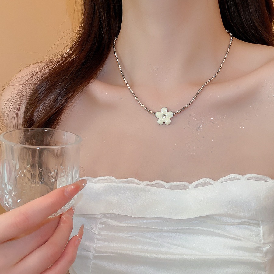 Vòng cổ mặt dây chuyền hoa nhỏ giọt dầu đính kim cương, thiết kế thích hợp, cao cấp, sang trọng nhẹ nhàng, dây chuyền xương đòn, dây đeo cổ đa năng và thanh lịch