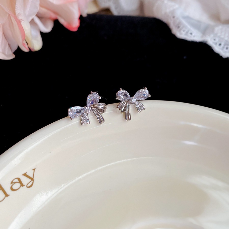 Bông tai nơ zircon kim bạc - Thiết kế thời trang và khí chất cho nữ