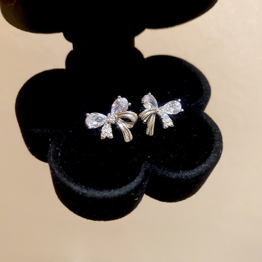 Bông tai nơ zircon kim bạc - Thiết kế thời trang và khí chất cho nữ