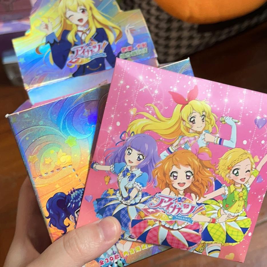 Aikatsu! Hộp mù – Huy hiệu kim loại lấp lánh 75mm + Bộ nhãn dán thẻ | Bộ sưu tập Anime