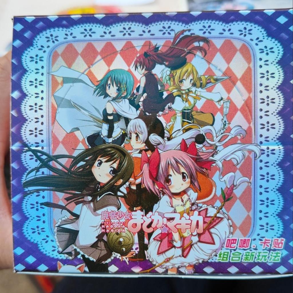 Huy hiệu hộp mù lấy cảm hứng từ Puella Magi Madoka Magica + Nhãn dán thẻ | Pin kim loại 75mm | Anime Merch, Quà tặng Cosplay, Hộp bí ẩn