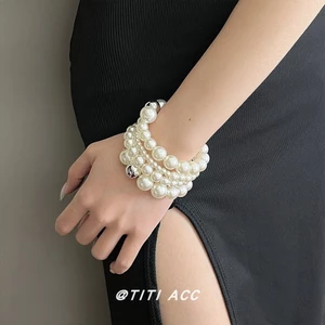 Vòng tay mở nhiều lớp xoắn ngọc trai phong cách Pháp này tỏa ra một cảm giác sang trọng nhẹ nhàng và cao cấp. Nó là một phụ kiện thời trang và đa năng với thiết kế độc đáo