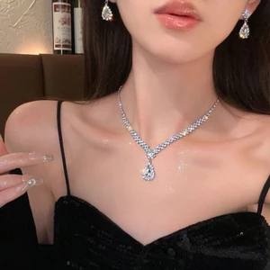 Bộ bông tai tua rua thả nước nhẹ sang trọng Bộ bông tai thời trang cá tính chuỗi xương đòn cao cấp trang trí vòng cổ cho nữ