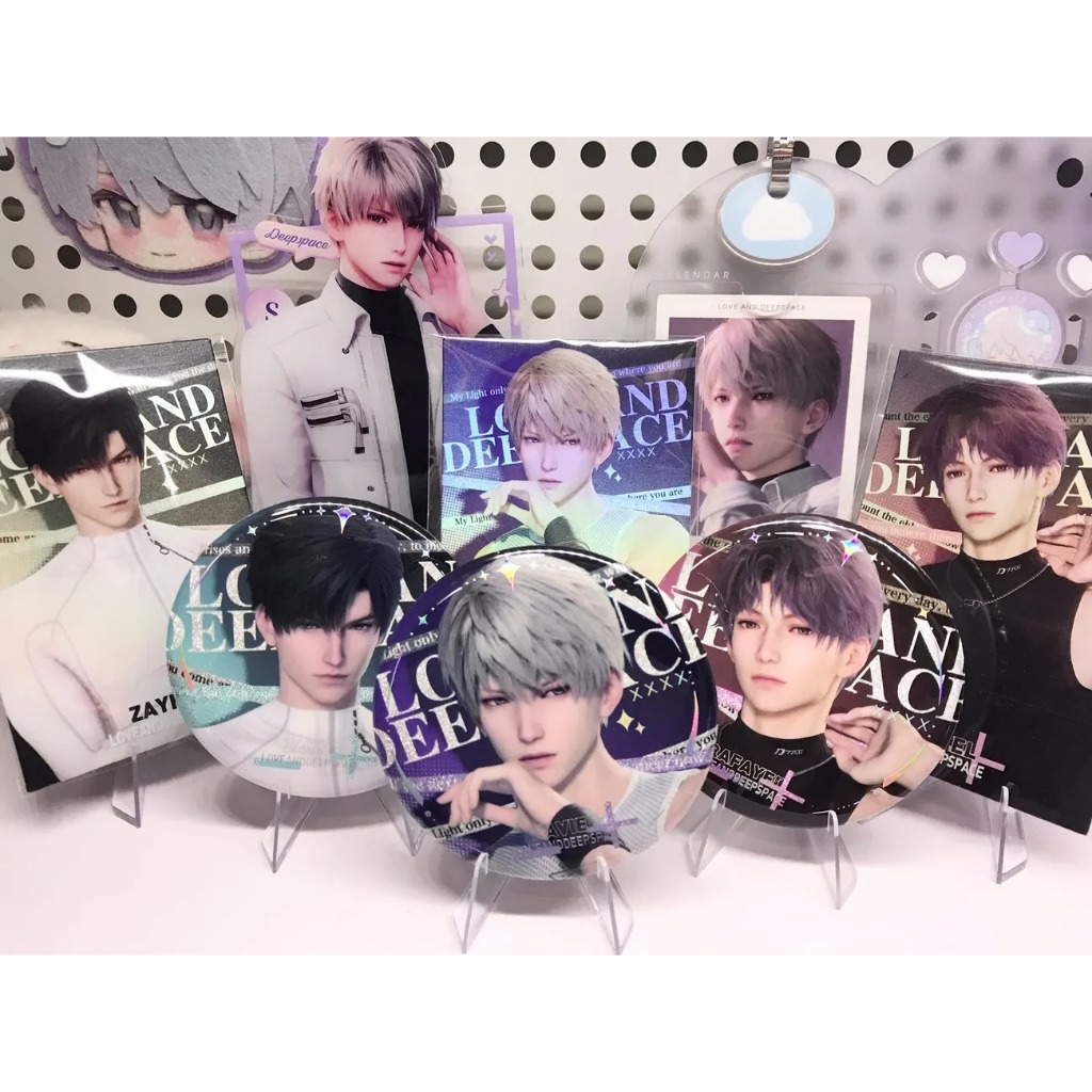 Huy hiệu hộp mù Love and Deepspace & Bộ thẻ ba chiều – Hộp bí ẩn huy hiệu Pin lá dập nổi bằng nhựa PET – 10 gói mỗi hộp (Bao gồm thẻ PVC thưởng)