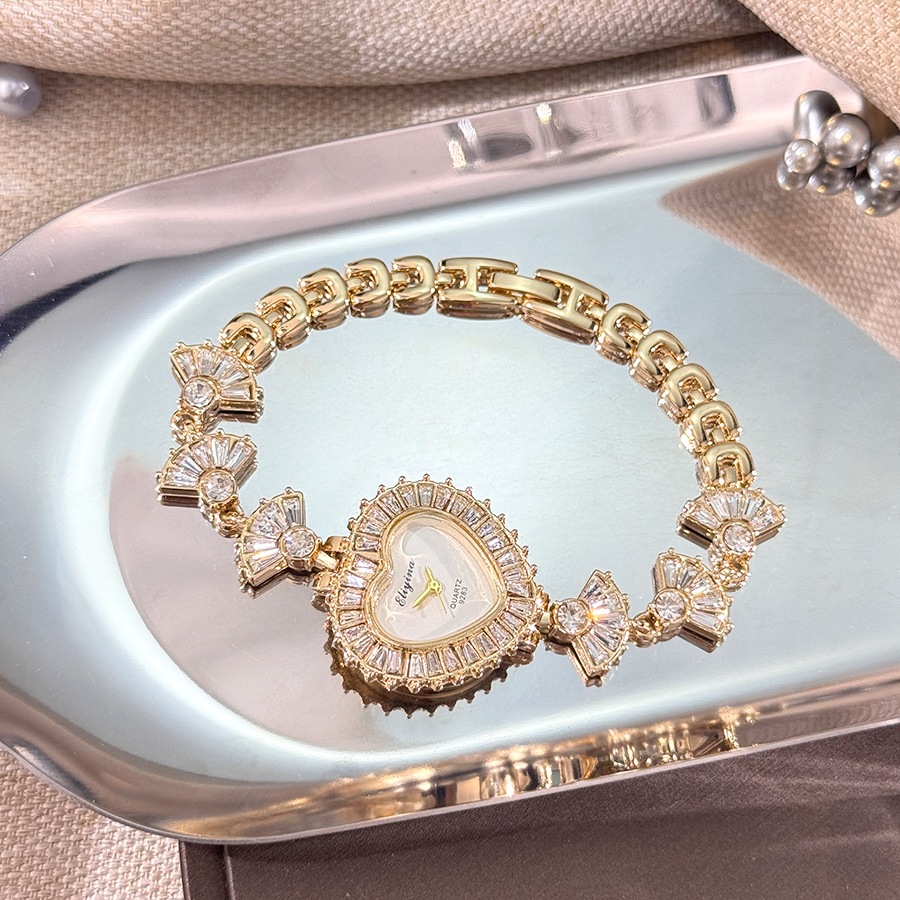 Đồng hồ nữ Bộ tình yêu Zircon Váy nhỏ thời trang Vòng tay tinh tế Đồng hồ thạch anh nữ