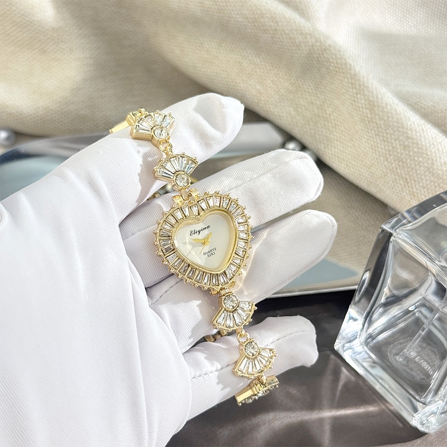 Đồng hồ nữ Bộ tình yêu Zircon Váy nhỏ thời trang Vòng tay tinh tế Đồng hồ thạch anh nữ