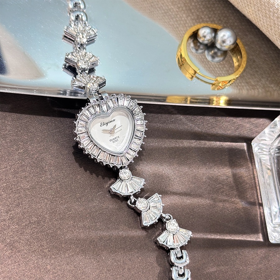 Đồng hồ nữ Bộ tình yêu Zircon Váy nhỏ thời trang Vòng tay tinh tế Đồng hồ thạch anh nữ