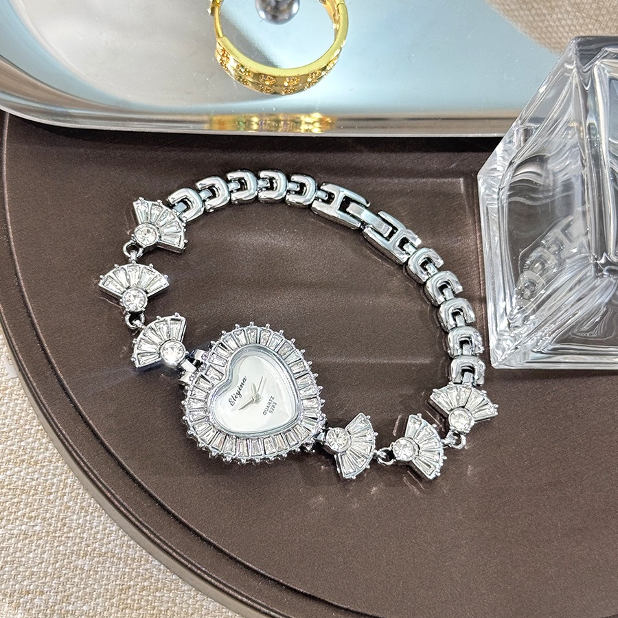 Đồng hồ nữ Bộ tình yêu Zircon Váy nhỏ thời trang Vòng tay tinh tế Đồng hồ thạch anh nữ
