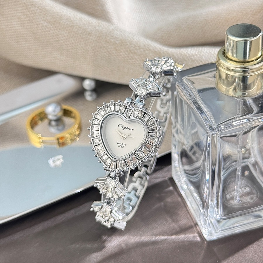 Đồng hồ nữ Bộ tình yêu Zircon Váy nhỏ thời trang Vòng tay tinh tế Đồng hồ thạch anh nữ