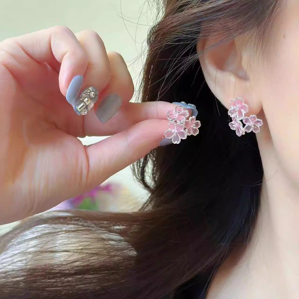 Bông tai phong cách Hàn Quốc màu xanh hồng pastel, phù hợp làm quà tặng sinh nhật cho sinh viên