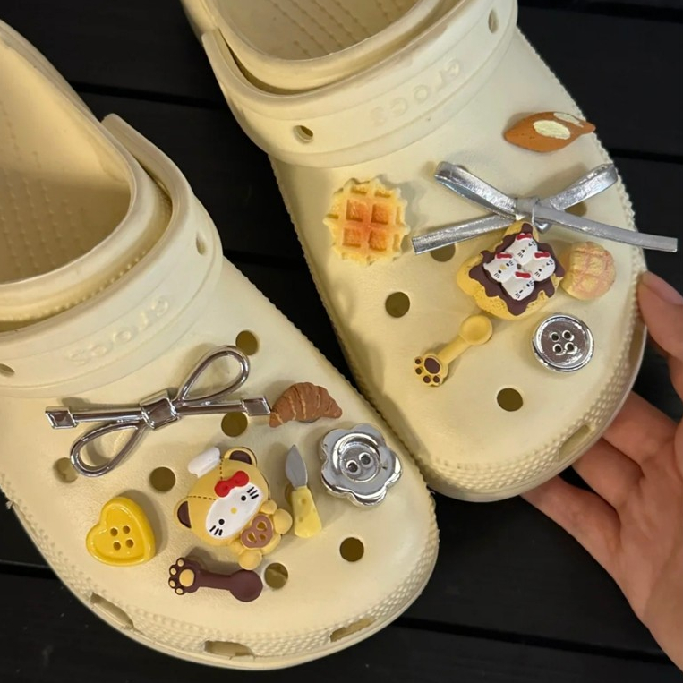 Hellokitty Giày Làm Bánh Lỗ Hoa Phụ Kiện Giày DIY Khóa Giày Lỗ Hoa Khóa Giày Có Thể Tháo Rời Trang Trí Busch Khóa Giày Ba Chiều Khóa Giày Lỗ Khóa Giày Thích Hợp Cho crocs Vui Vẻ DIY Phụ Kiện ins Giày Hoa