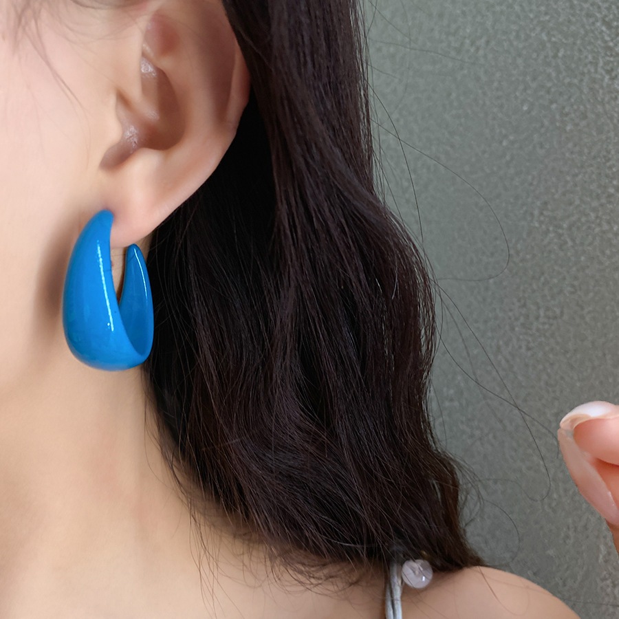 Khuyên tai hình chữ C acrylic, sang trọng và đa năng, tạo vẻ đẹp thanh lịch cho mùa hè