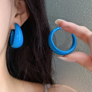 Khuyên tai hình chữ C acrylic, sang trọng và đa năng, tạo vẻ đẹp thanh lịch cho mùa hè