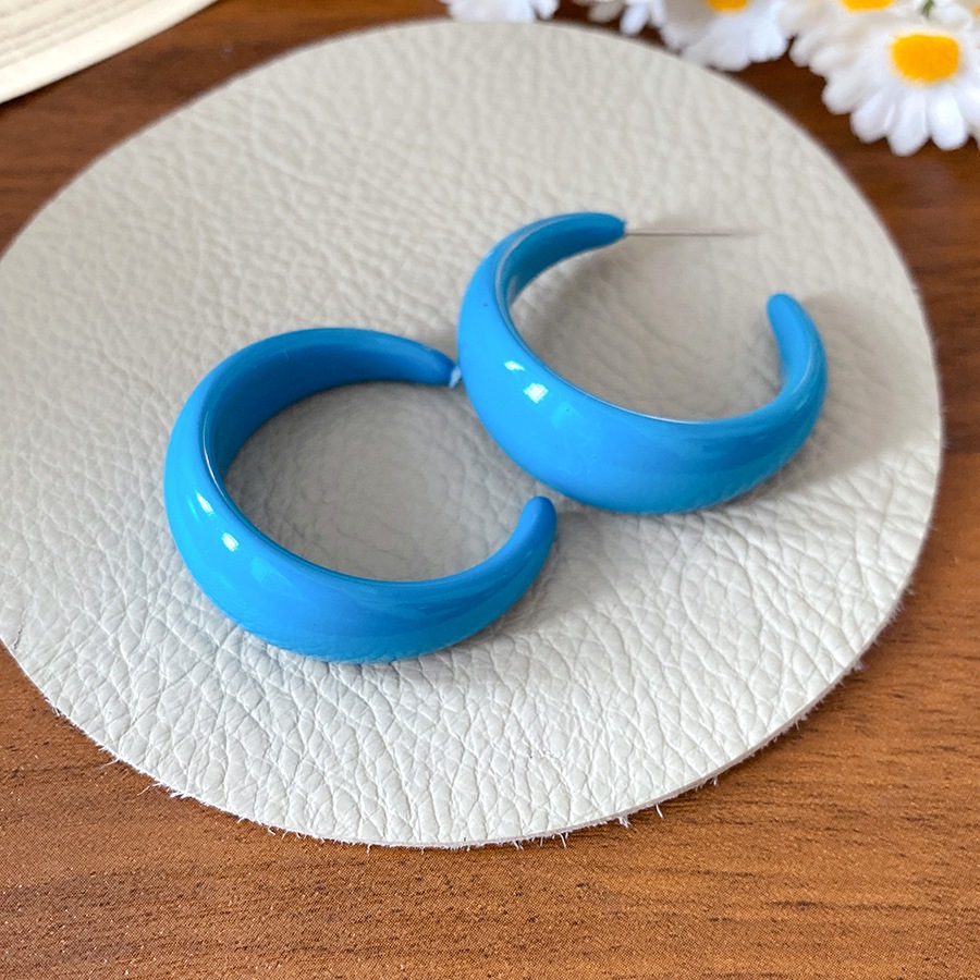Khuyên tai hình chữ C acrylic, sang trọng và đa năng, tạo vẻ đẹp thanh lịch cho mùa hè