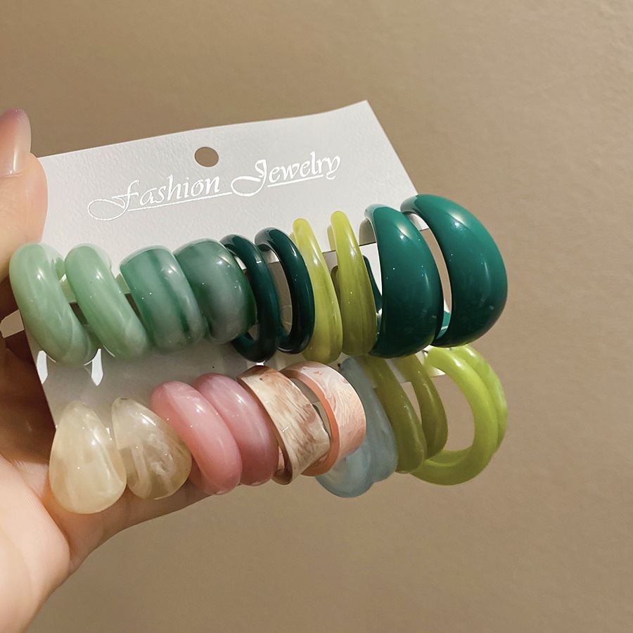 Bông tai tròn giọt nước hình chữ C từ acrylic và kim bạc, mang vẻ đẹp tươi mát và ngọt ngào